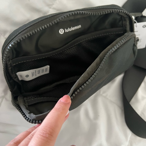 Lululemon Everywhere Belt Bag CAMO 1L NWT - Picture 3 of 4
